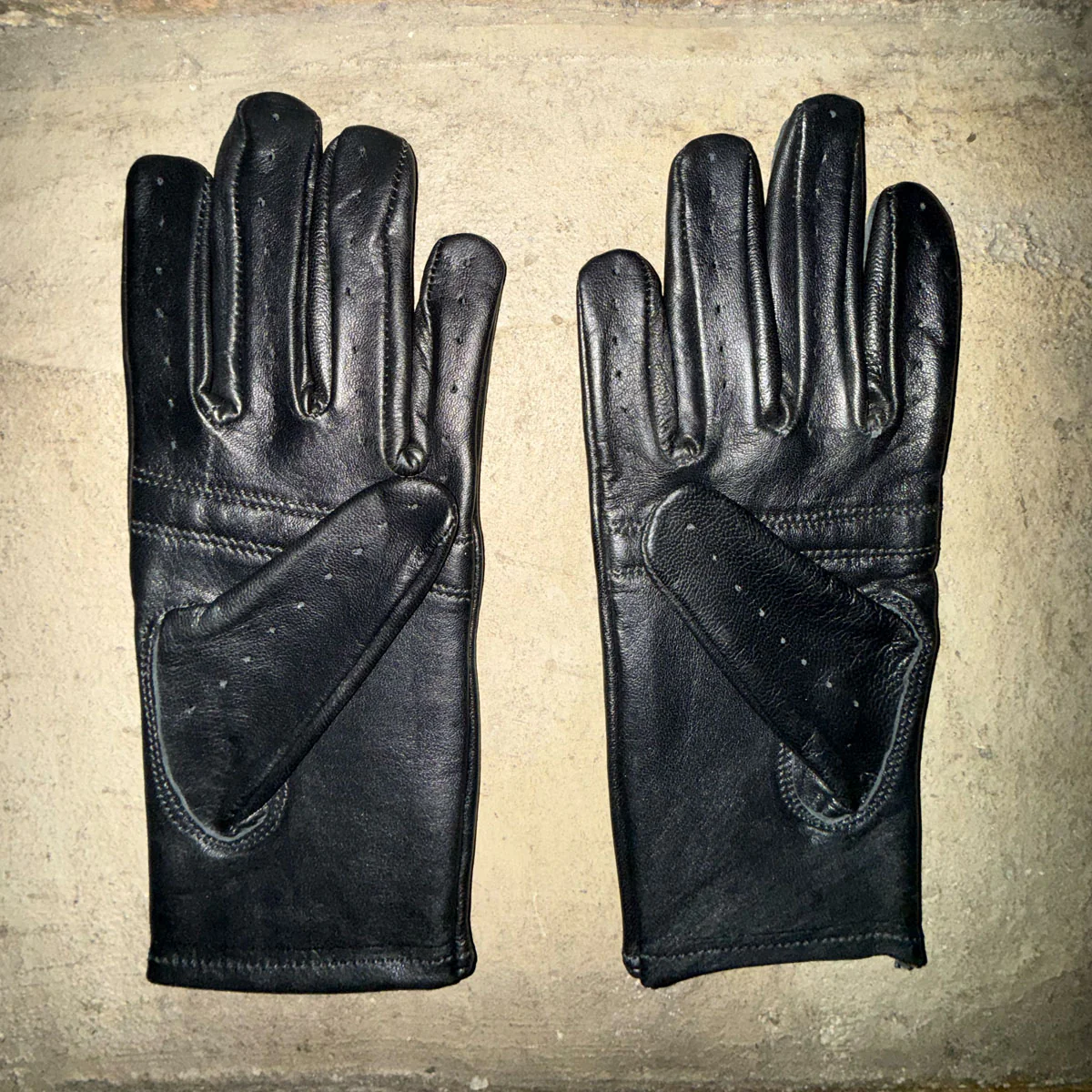 THE OUTSIDER Black Leather Gloves (WOMENS) - Image 2